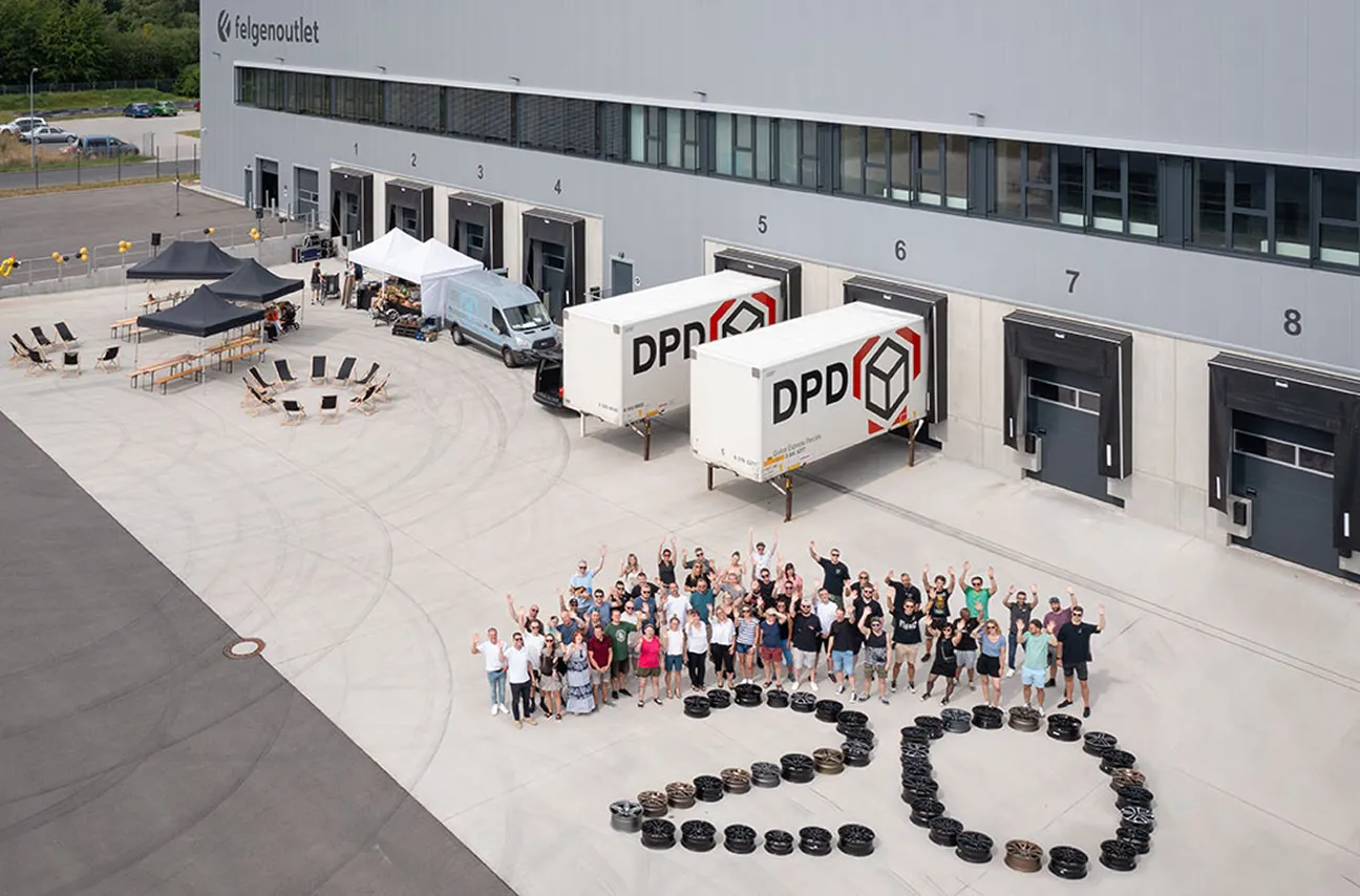 Foto des felgenoutlet-Teams von 2023 zum 20-jährigen Firmenjubiläum
